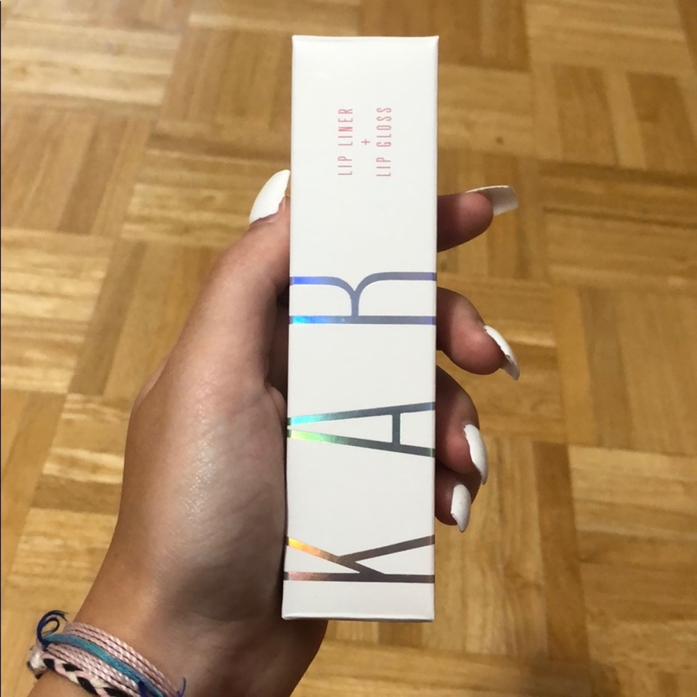 Lip gloss & lip liner